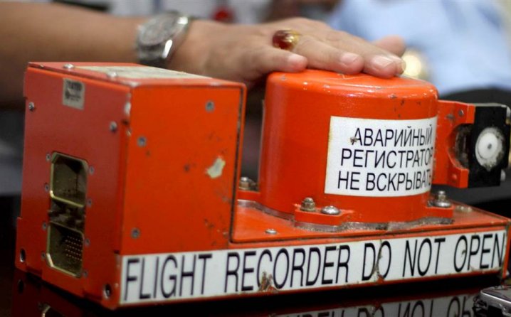 laren-pictures-black-box-flight-recorder-lahore-blondes